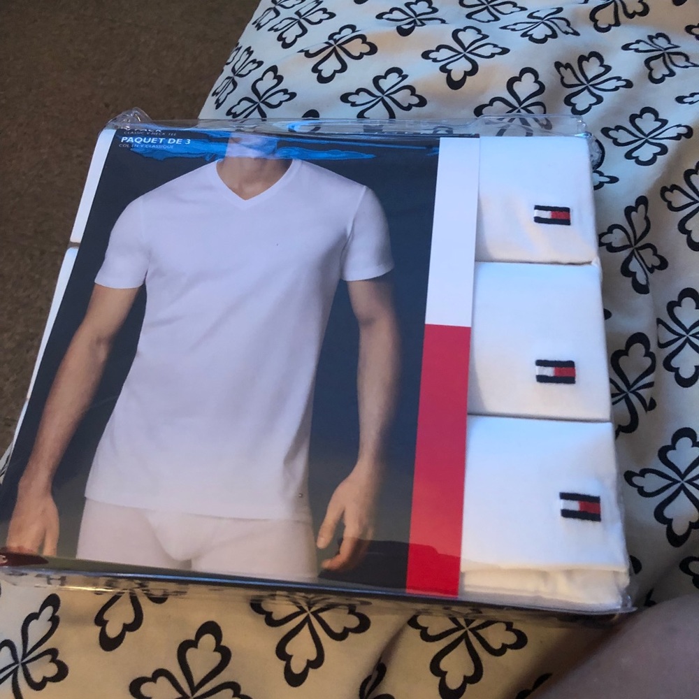 3 Tommy Hilfiger t- shirts